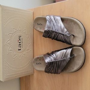 Taos "Gift 2" pewter sz 9 sandals